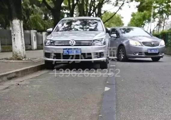 車停在車位也被貼處罰單子?交通警察:這三種停車方式也算違規(guī)!